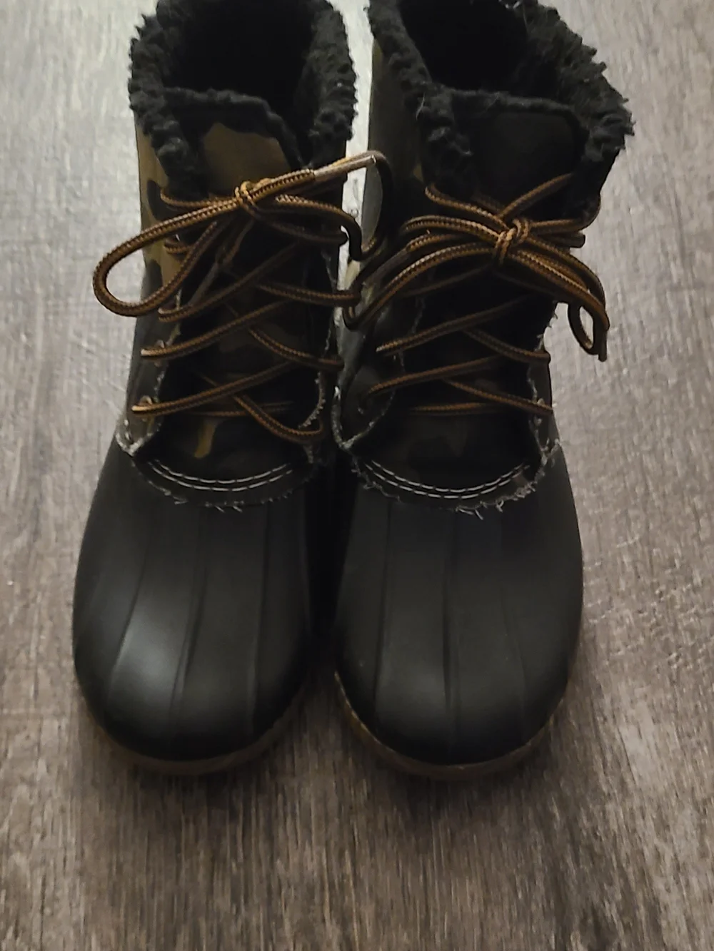 Size 6 Women's Camo rain/snow boots two tone style preloved